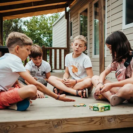 Mobil Xxl 4 - Le Domaine De Beaulieu Kamp alanı *